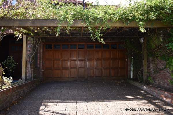 CASA CON PILETA Y TERRENO