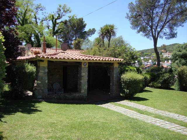 MUY BUENA CASA EN VENTA EN CARLOS PAZ, CON COSTA AL LAGO, ZONA PRIVILEGIADA. BARRIO COSTA AZUL