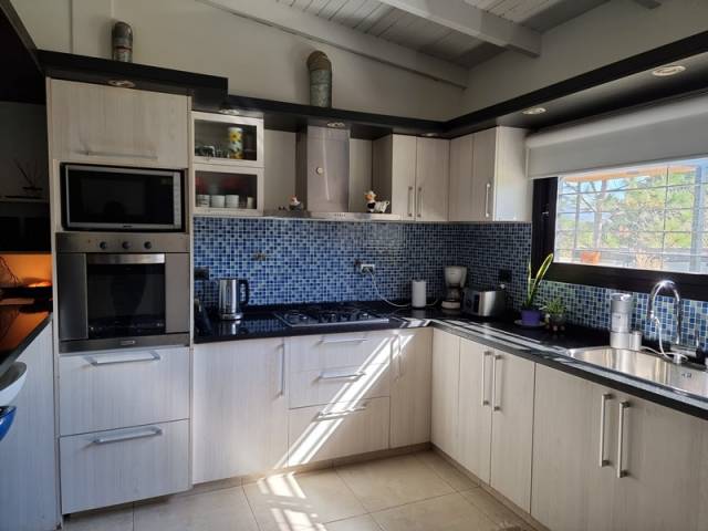 HERMOSA CASA EN VENTA EN SAN ANTONIO DE ARREDONDO, CON PILETA, QUINCHO, 4 DORMITORIOS, 3 BAÑOS.
