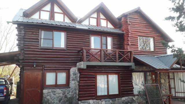 Chalet estilo patagonia, de troncos y piedra