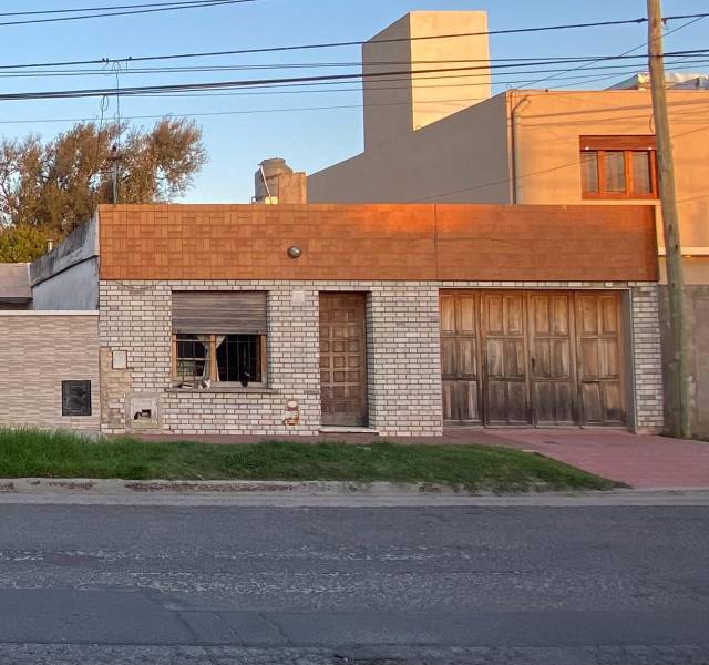 Atencion Inversores - Vendo casa 3 dor, gge, dependencias, amplio patio c/ galería techada y asador. Todos los servicios