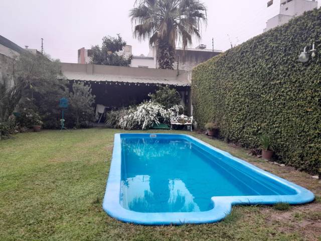 EXCELENTE CASA DE 2 PLANTAS CON PILETA EN PARQUE CHACABUCO