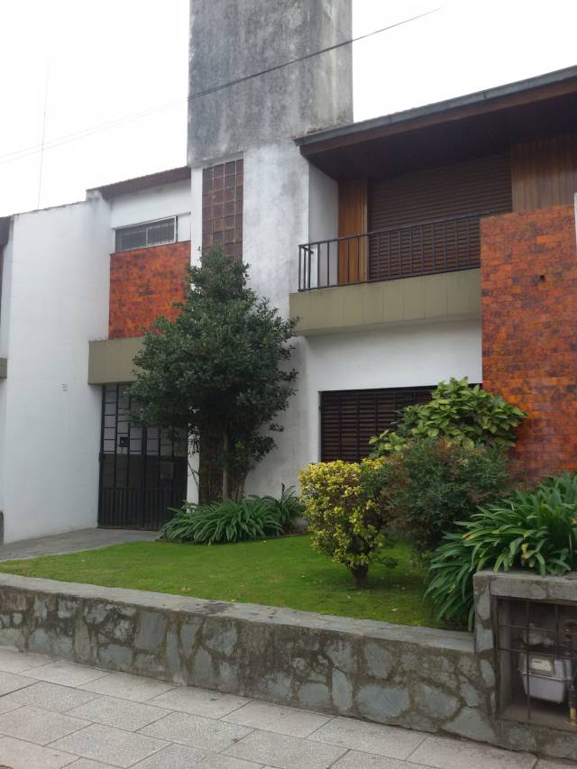 CHALET CENTRICO EN CARLOS PELLEGRINI  GRAL RODRIGUEZ