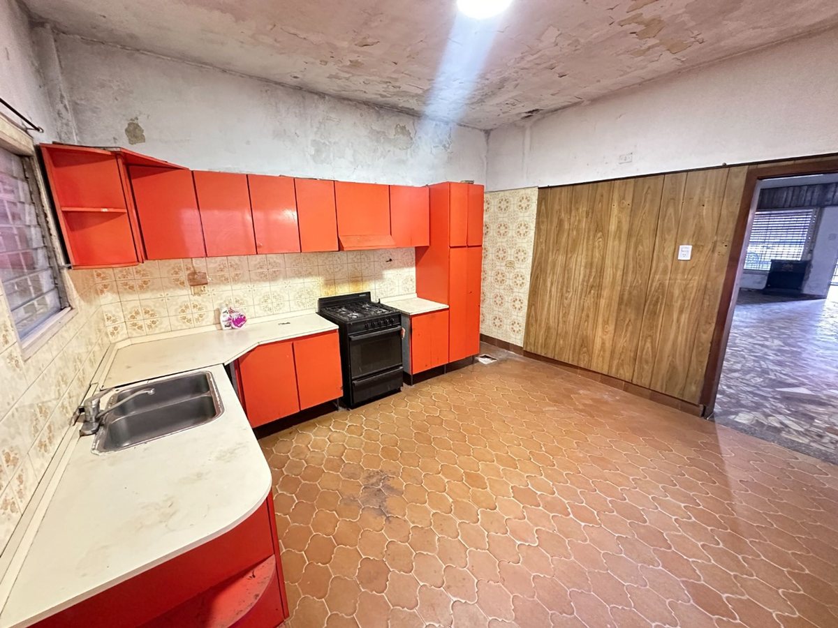 VENTA CASA 3 AMBIENTES CON COCHERA - CASEROS