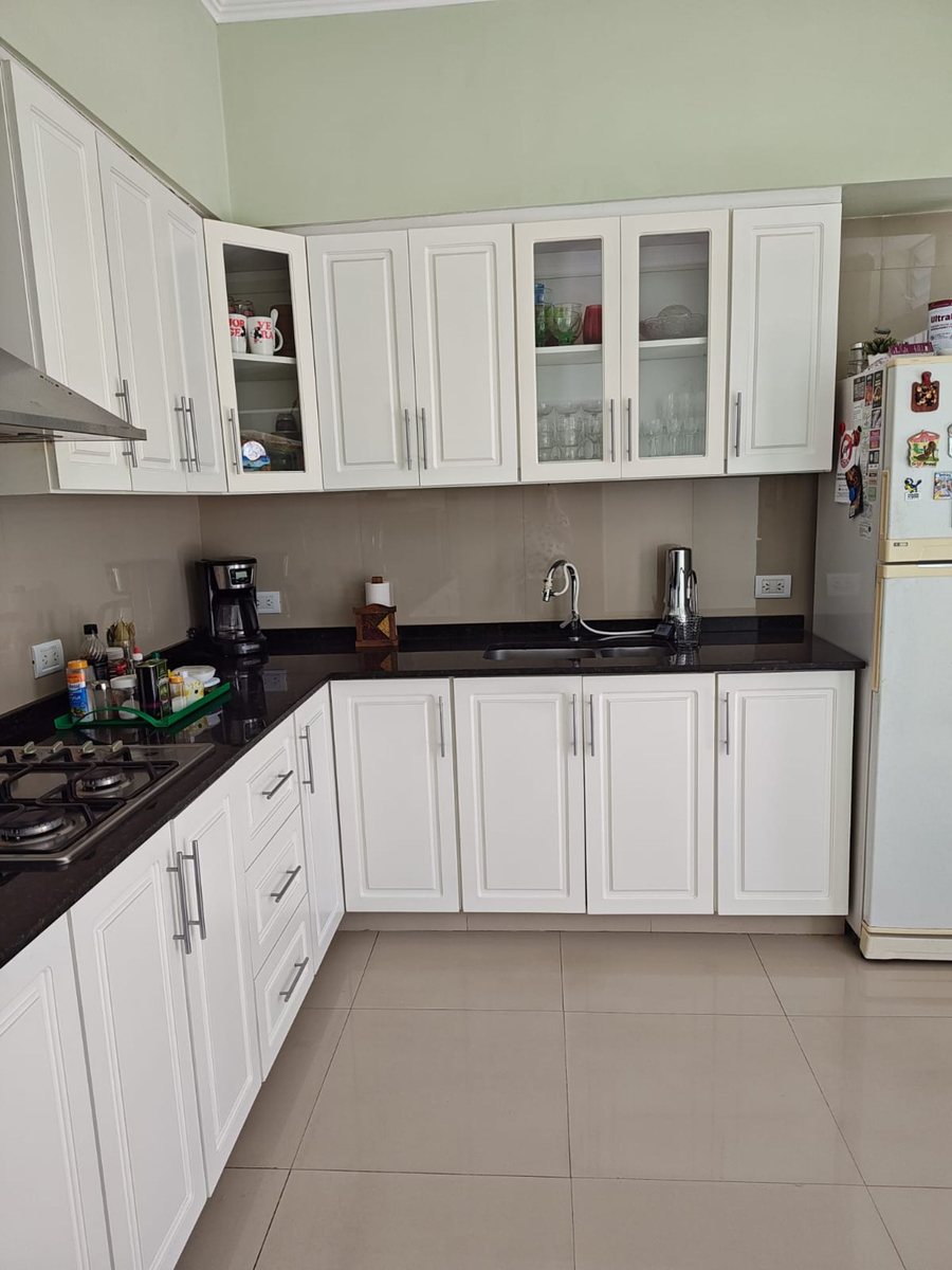 VENTA. CASA 4 AMBIENTES EN SANTOS LUGARES.