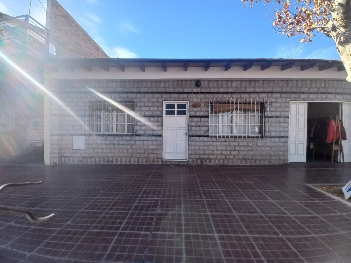 Casa con taller y galpon en alquiler en Godoy Cruz