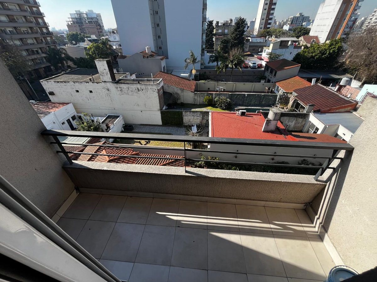 Monoambiente en venta - Caseros - Balcón y cochera