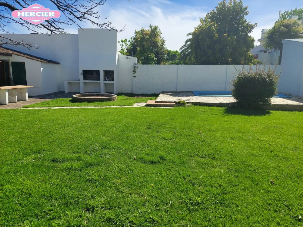 Chalet en Alquiler Temporario Zona I de Miramar. Estado Bueno. 4 Habitaciones. 4 Baños. Temporada Verano 2025
