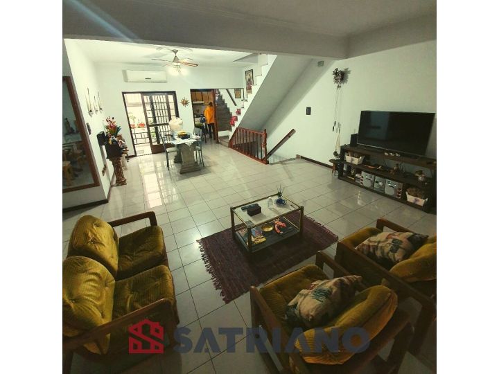 CASA 3 dormitorios con locales y cochera r