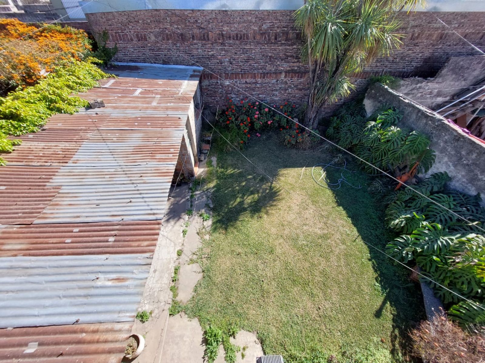 Lote Único de Pasillo con Construccion