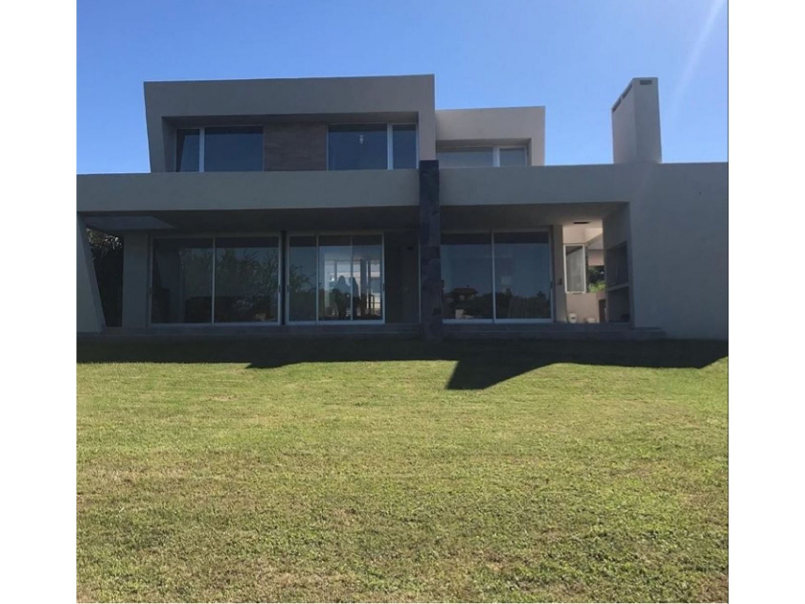 VENTA DE IMPORTANTE Y MODERNA CASA EN BARRIO CERRADO LA SERENA