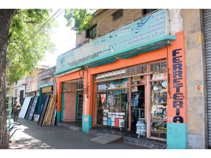Venta. Local comercial con terreno y deposito.