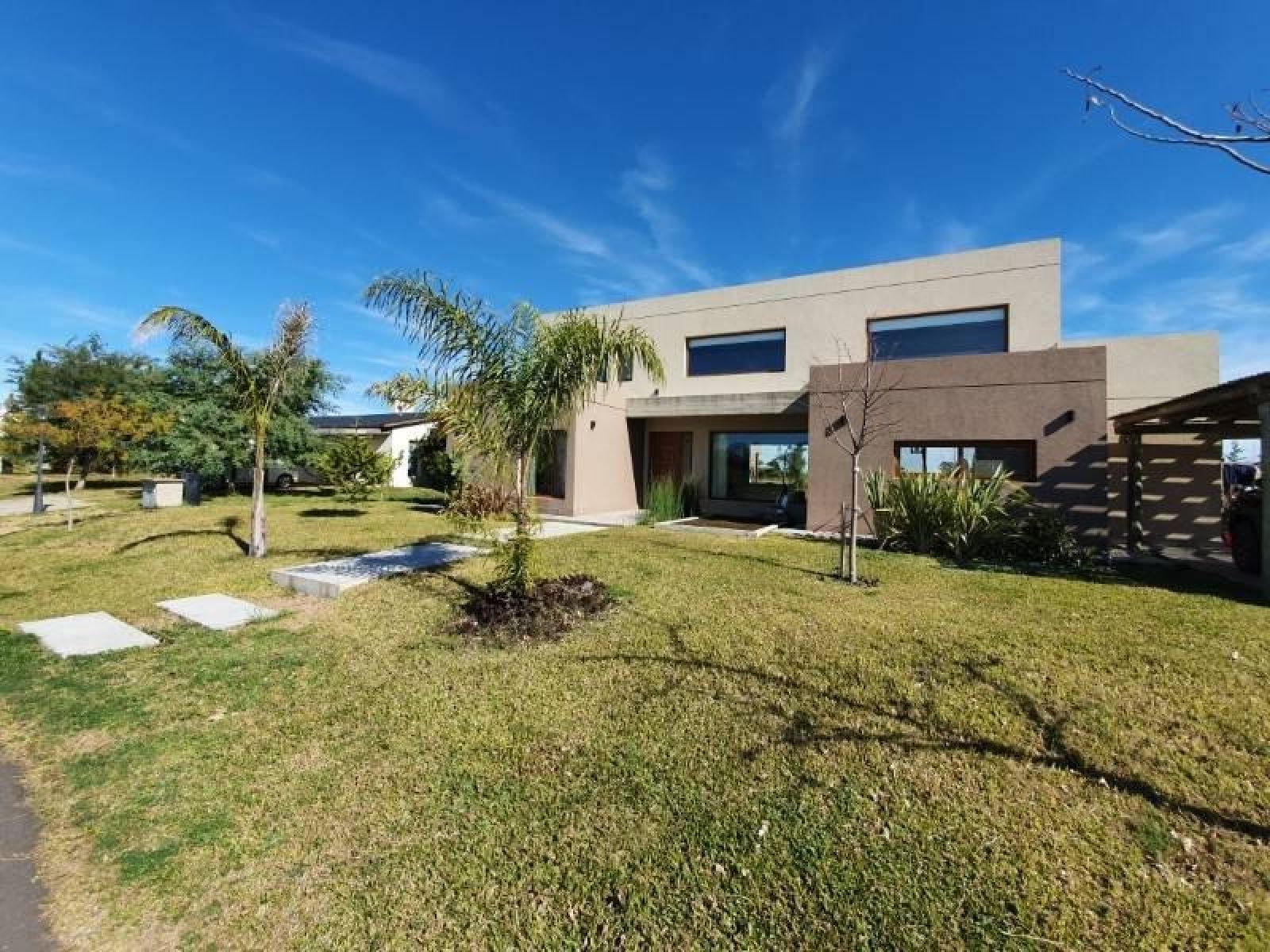 Casa De Dos Dormitorios, Pileta Y Galeria, Con Bajada Al Rio Y Excelente Diseño Y Vistas