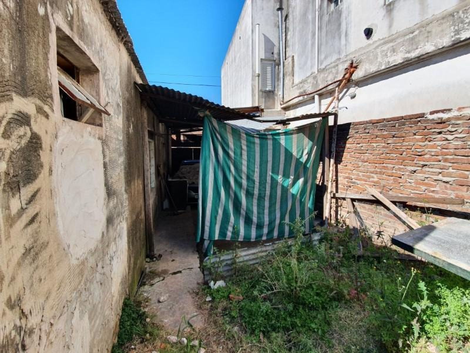 Dos Casas De Un Dormitorio   Cochera Y Jardín ! Laprida Y Catamarca