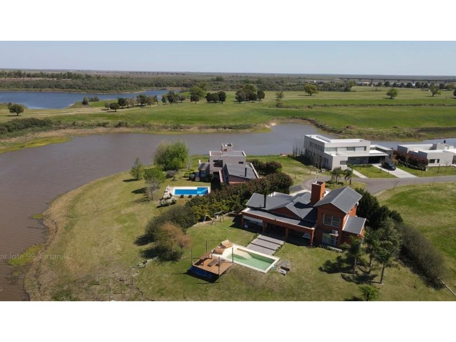 Casa De 4 Dormitorios Y Dos Baños En Barrio El Solar De Victoria, Esplendida Vista, Pileta !