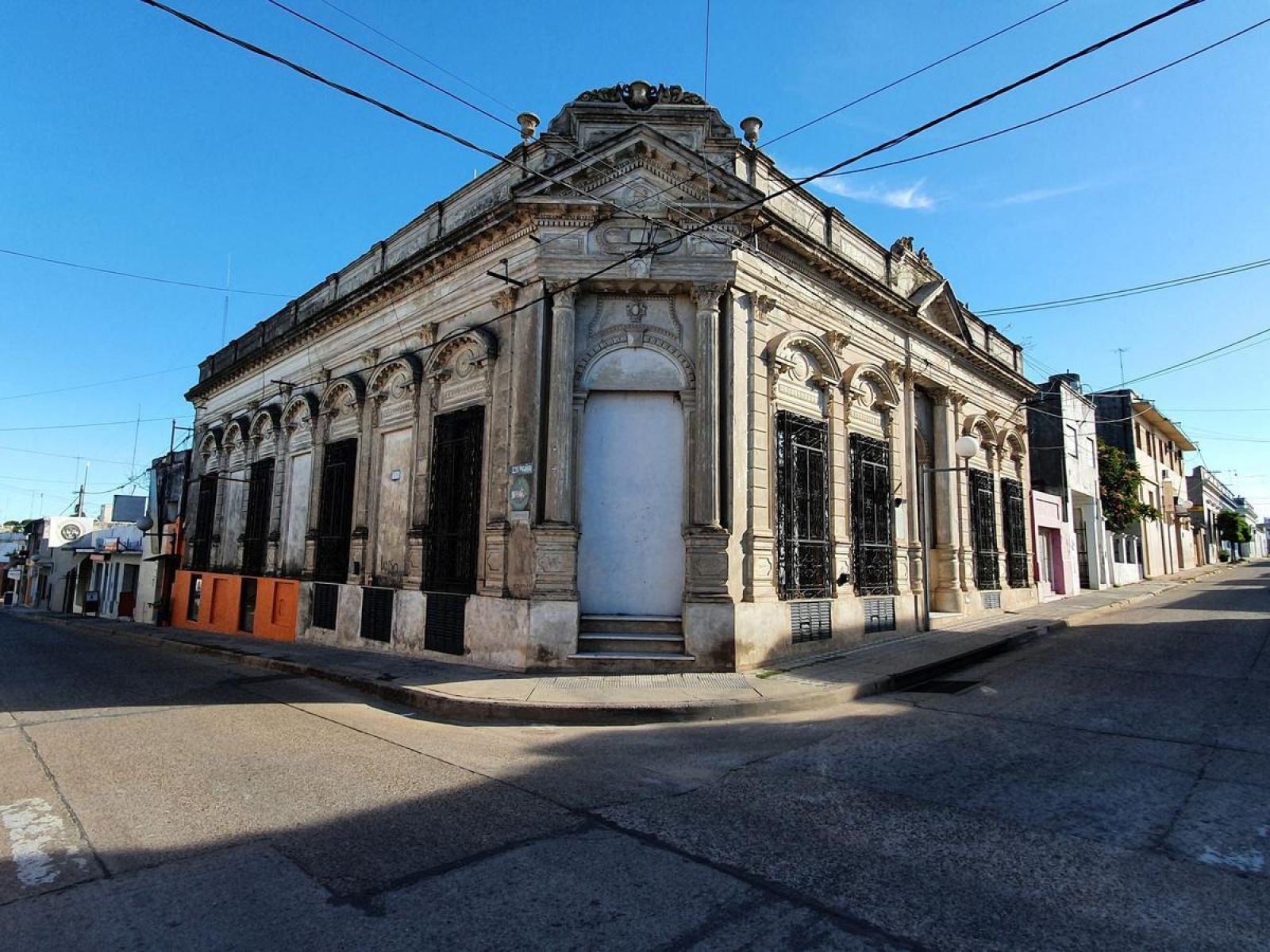 Casa Colonial En Esquina, En Excelente Estado Y Ubicación Inmejorable