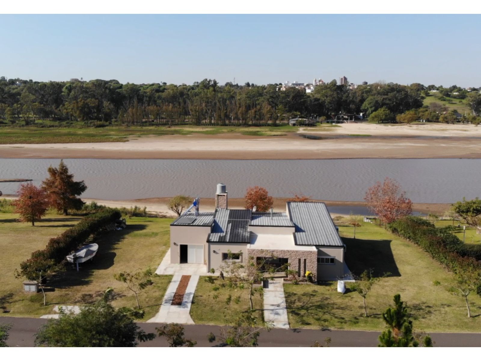 Casa de tres dormitorios, tres baños y amplio lote con salida al rio abierto. El Solar de Victoria