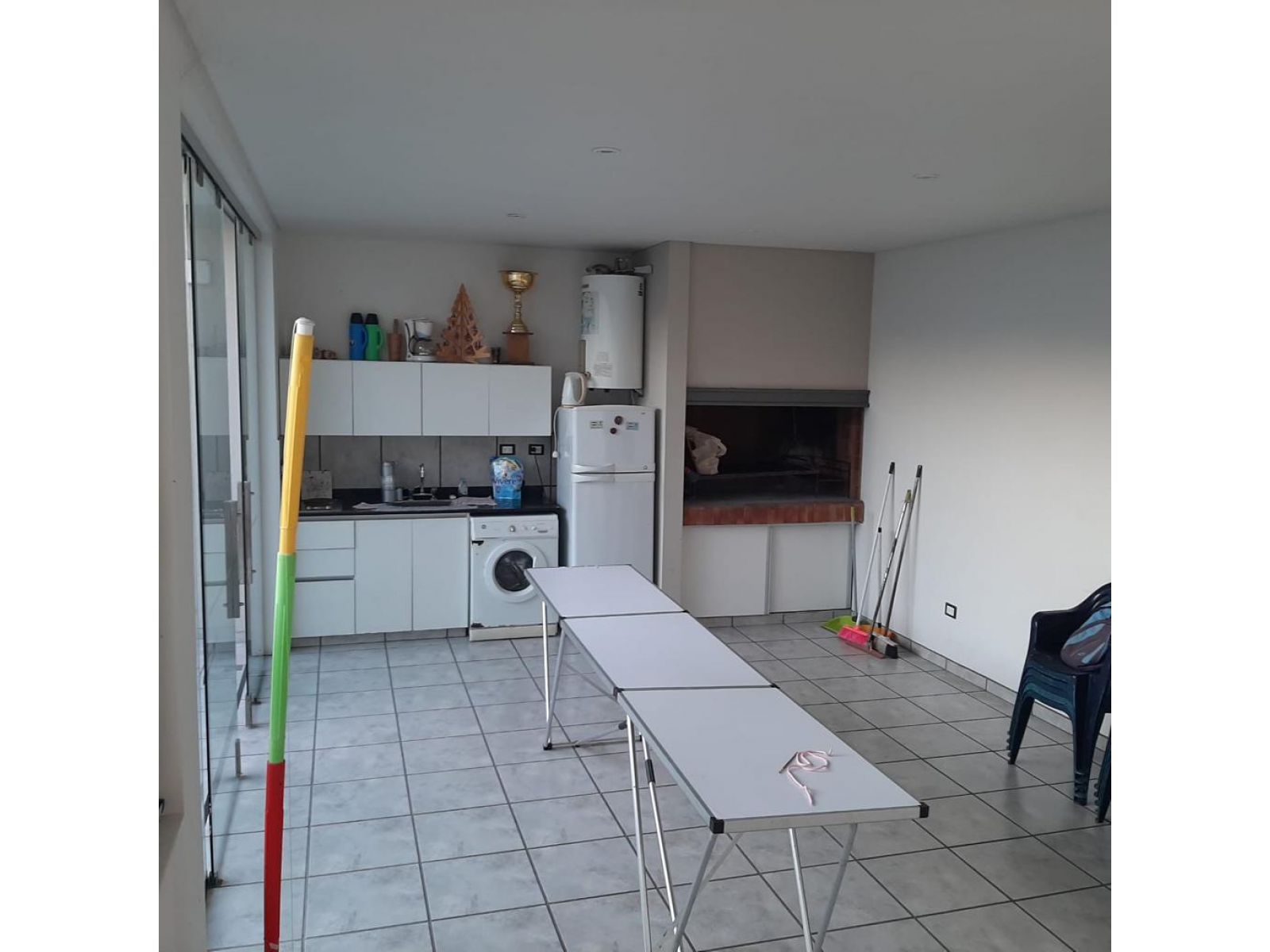 Departamento tipo casa al contrafrente de 4 ambientes con 2 baños, jardin, quincho y parrilla ,
