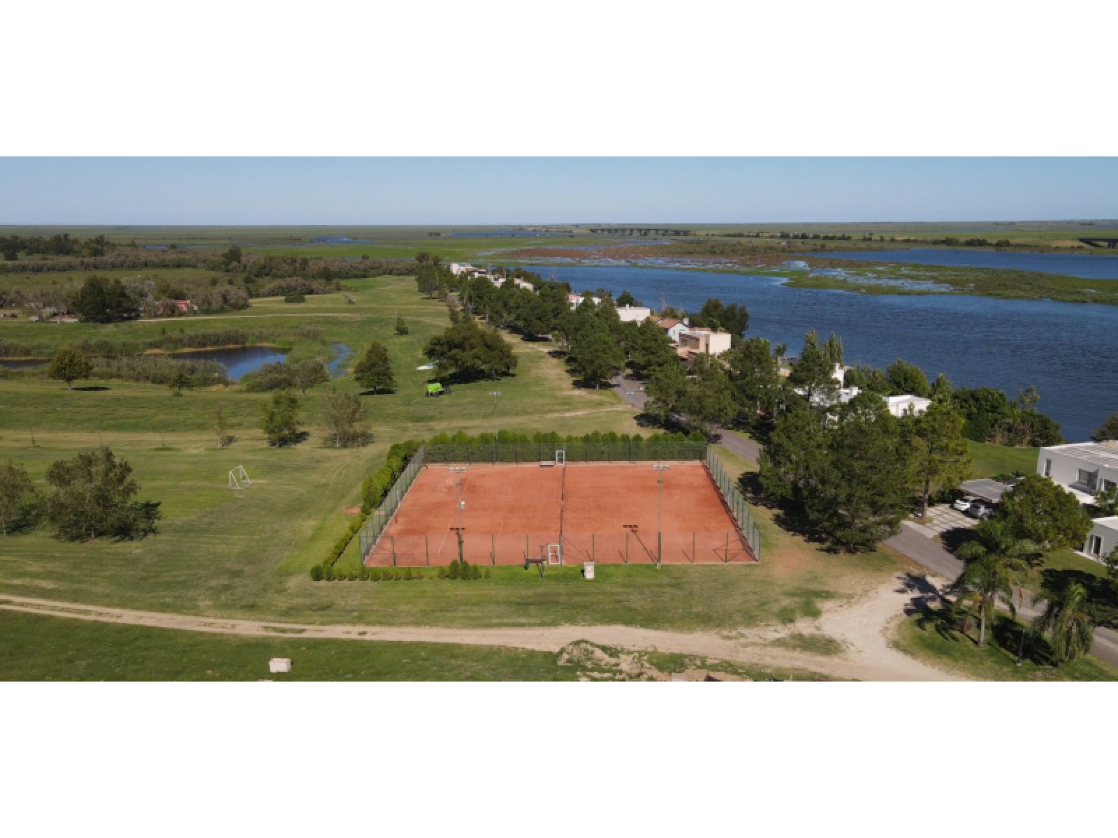 Casa de 3 dormitorios, 3 baños, quincho cubierto, pileta, bajada de lancha. El Solar de Victoria