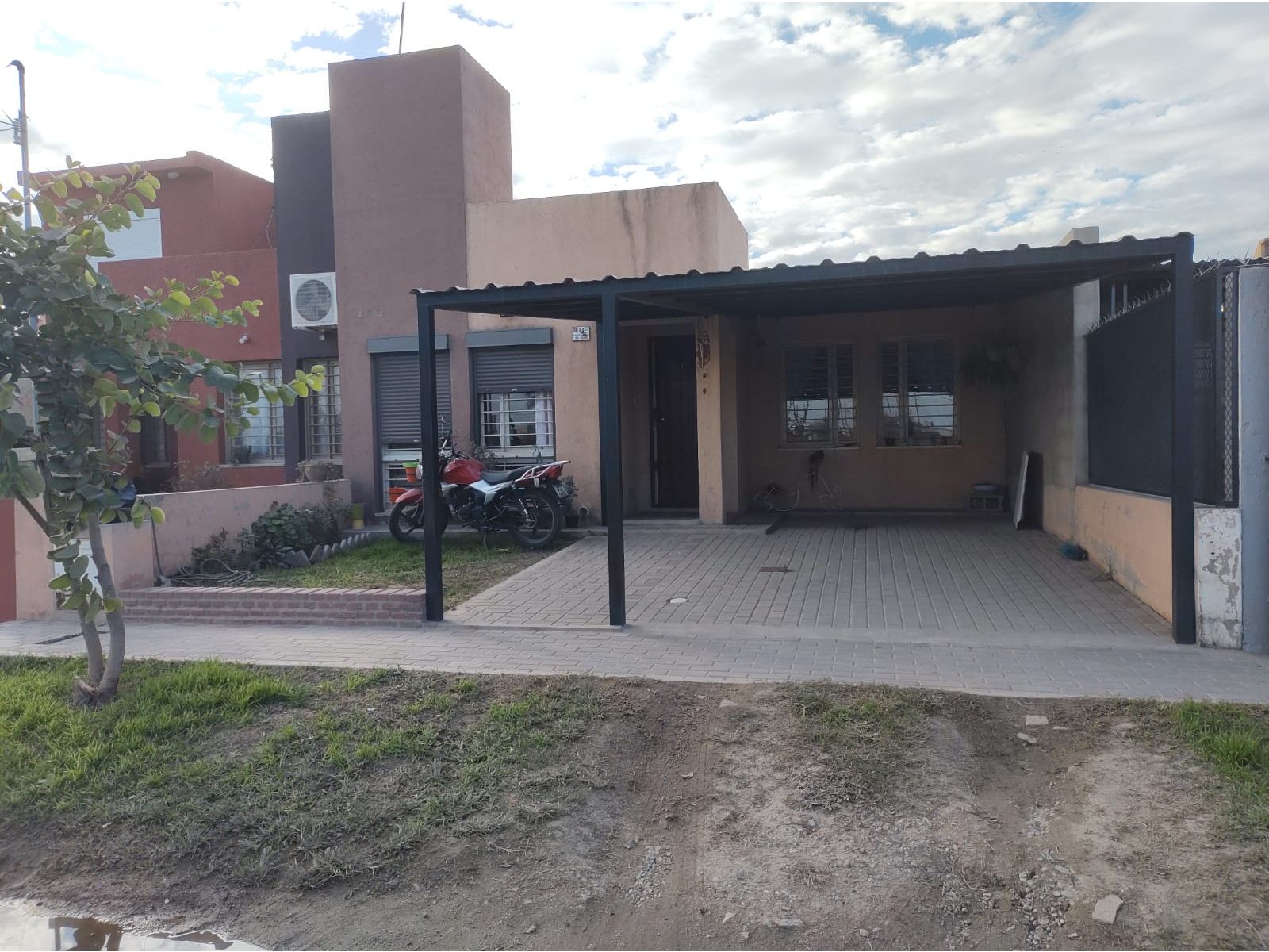 Venta casa 2 dorm B° Carrara de Horizonte recibo vehículo