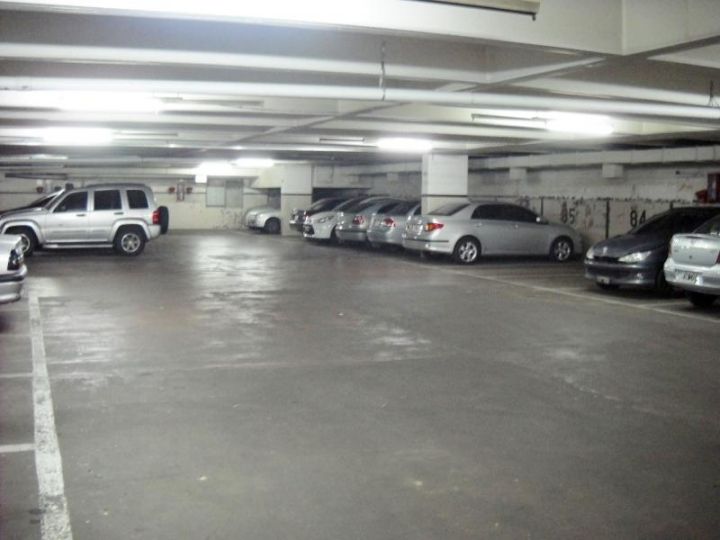 EXELENTES COCHERAS FIJAS   EN VENTA O ALQUILER  PRIMER SUBSUELO GASTOS INCLUIDOS PRECIO