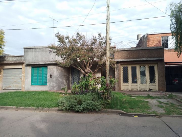 Casa en San Lorenzo, pileta, garaje, amplio patio
