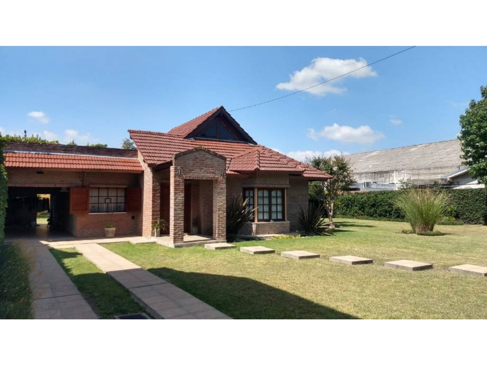 Venta de Casa de 4 ambiente con enorme lote, pileta y parrilla