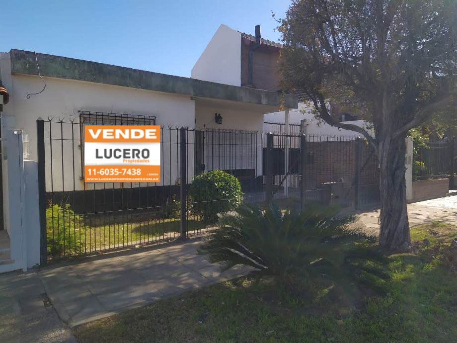 EN VENTA CASA DE 3 AMBIENTES EN CASTELAR