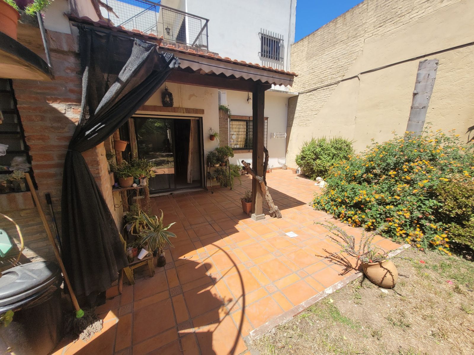 Venta, casa de 4 dormitorios, cochera y patio en B° La Sexta