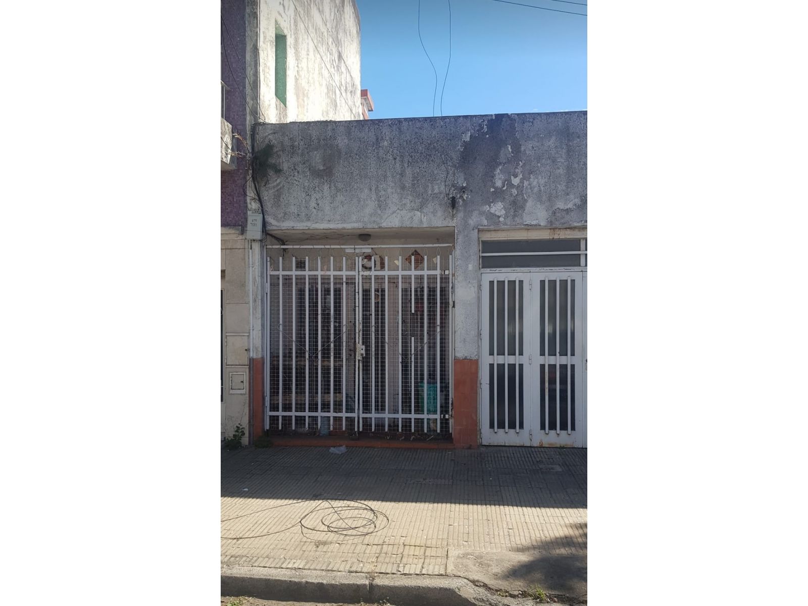 Atención inversionista!!!  Se vende 77 % (Sucesión) de casa al frente 2 dormitorios  Reconquista 1200 Arroyito