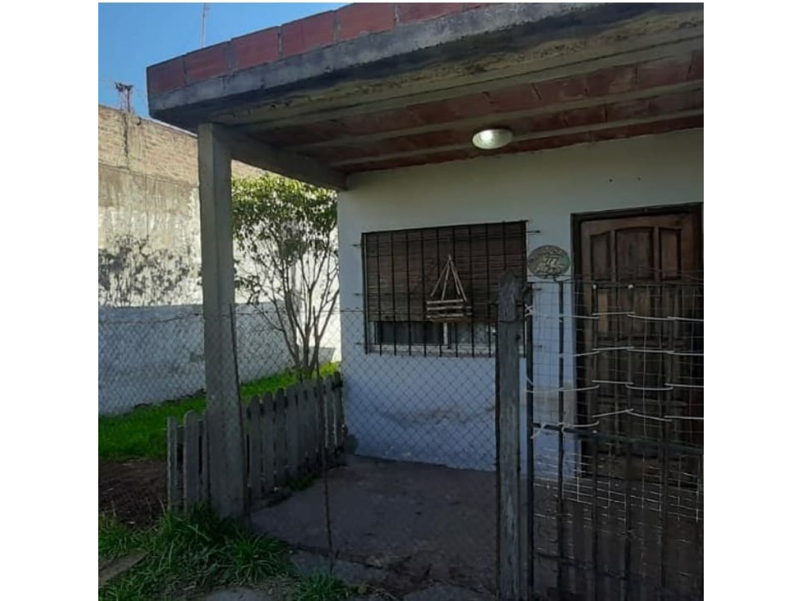 VENTA CASA DE 3 AMBIENTES CON FONDO LIBRE