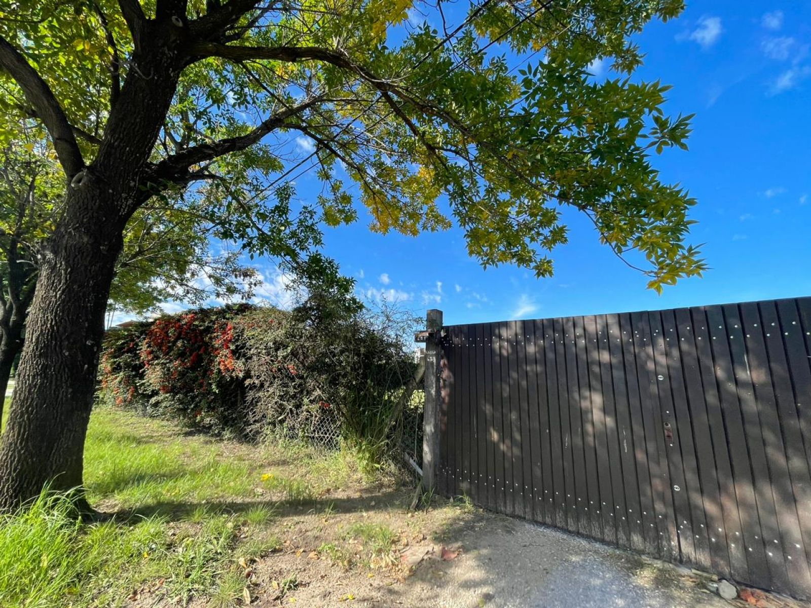 Terreno 10x47 con construcción básica Barrio Villa Elvira, cercano a Funes City