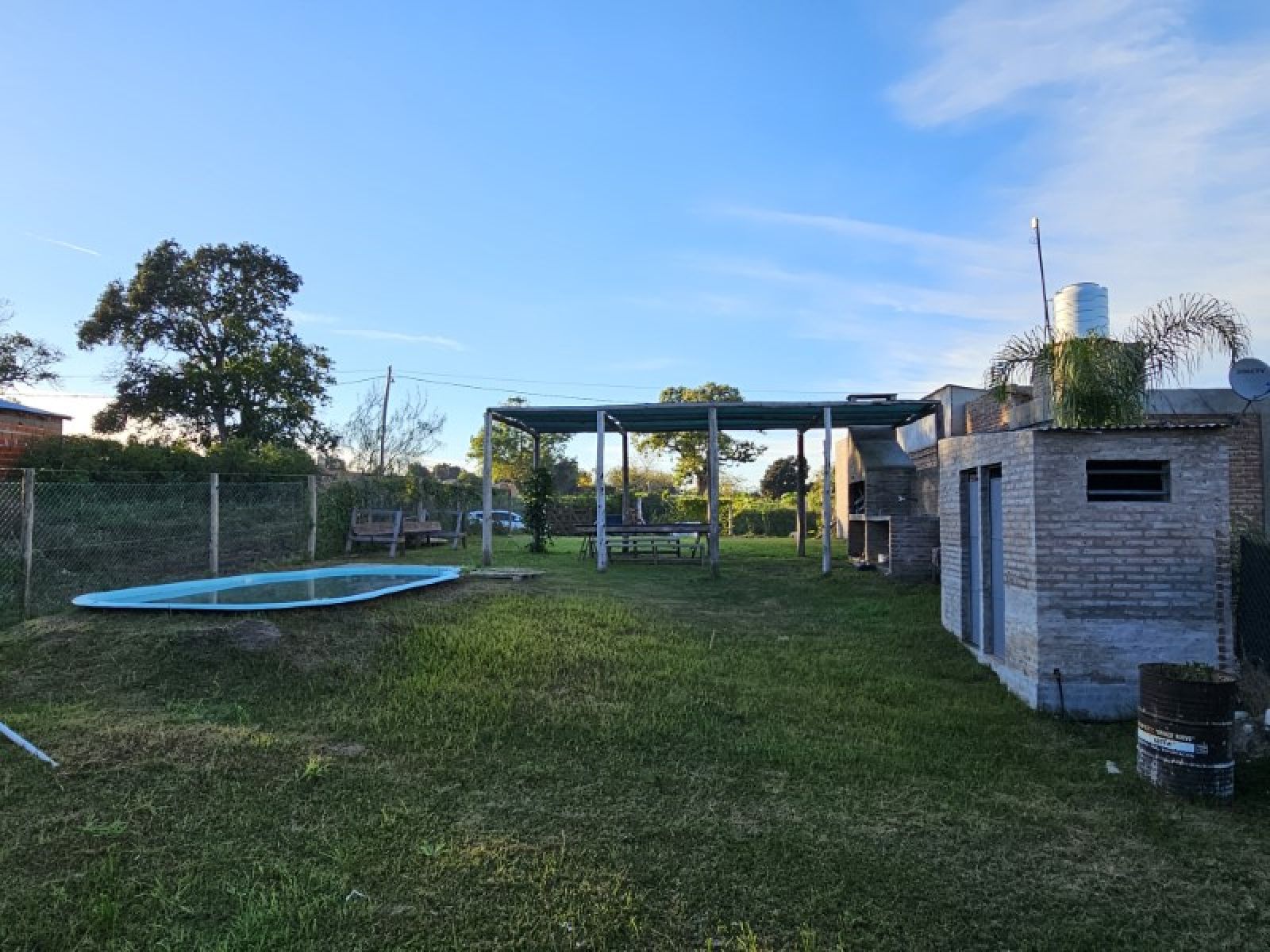 Terreno con pileta, parrillero, baño y deposito, Totalmente parquizado, en barrio Quinto Cuartel