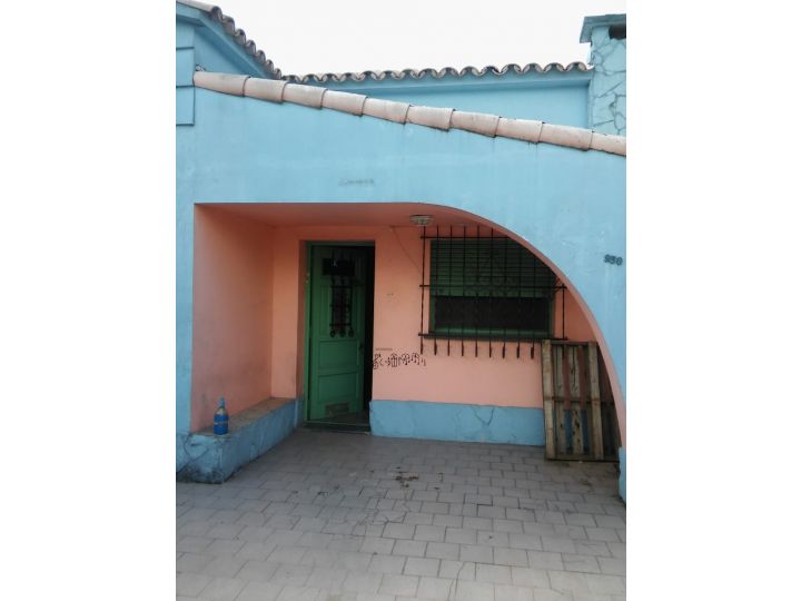 RETASADA. Casa de dos dormitorios, amplio terreno. Todo a reciclar. Huerta Grande 930