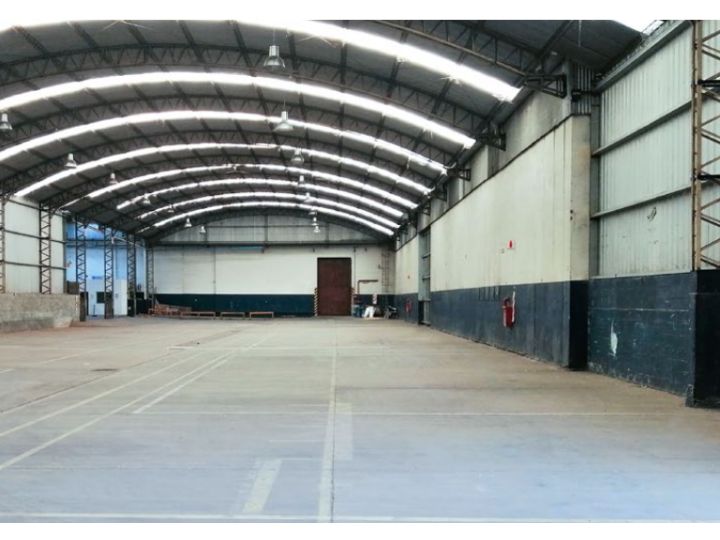 Depósito 2.600 m2 con playa y oficinas, centro de distribución -