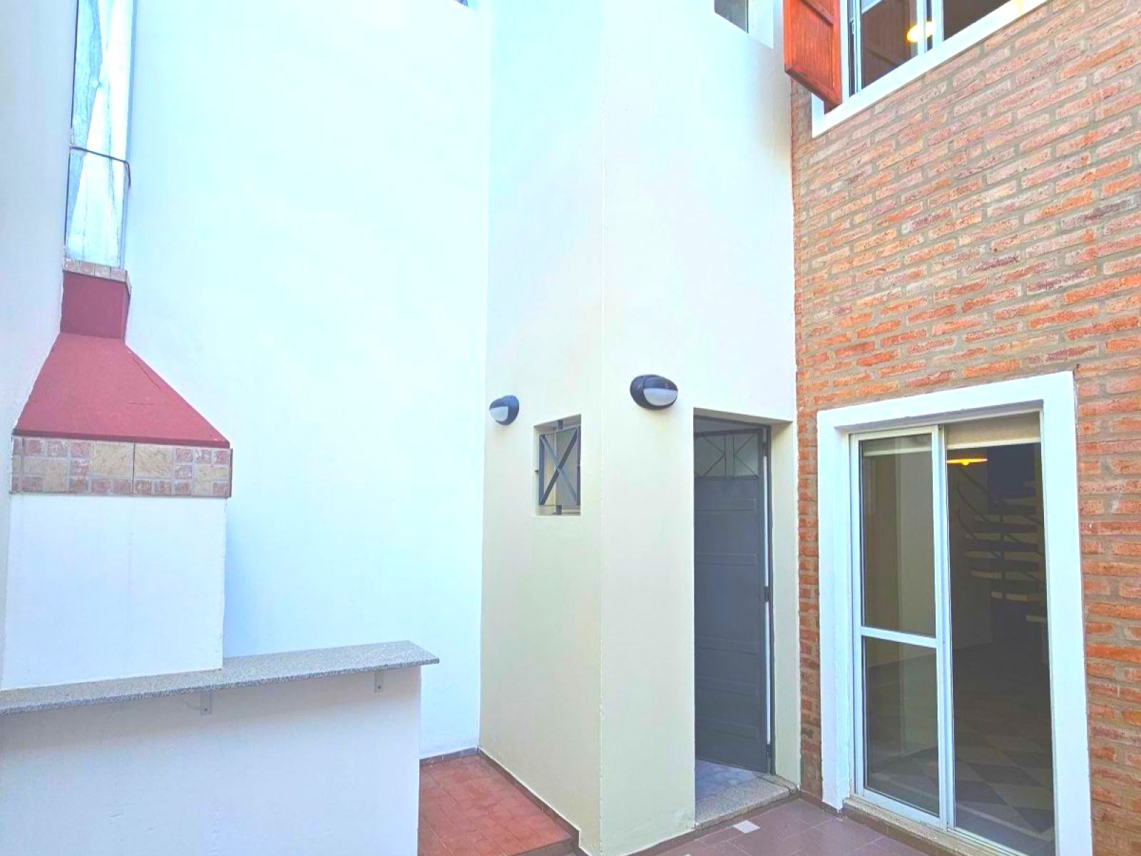 DUPLEX CON PATIO Y PARRILLERO EN ABASTO