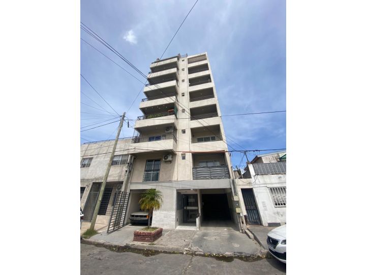 Cochera cubierta en edificio - Barrio Cinco Esquinas