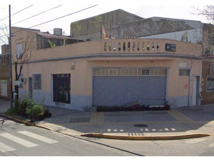 Casa 4 ambientes con local en esquina