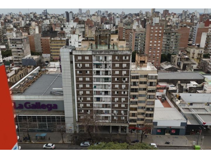 Cambiá tu casa de 3 dormitorios por un departamento sobre Av Pellegrini