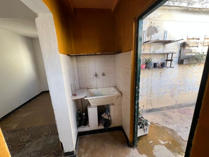 Departamento en PH Tipo Casa en Planta Alta de 2 dormitorios con Patio. Sin Expensas!