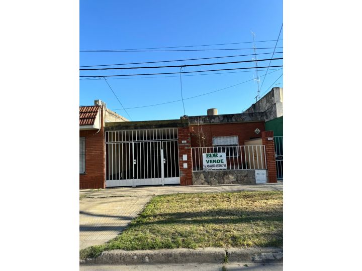 VENTA CASA SAAVEDRA 1751. 2 DORMITORIOS CON COCHERA. PATIO.