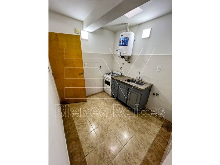 ALQUILER. ART M BAS Y AV. PUEYRREDON. MONOAMBIENTE CON COCINA SEPARADA Y BAÑO COMPLETO. NO PAGA EXPENSAS