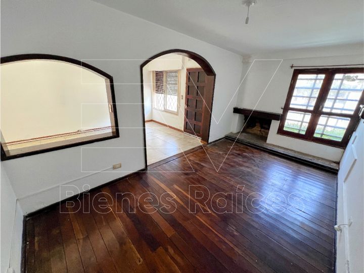 ALQUILER. ROGELIO MARTINEZ. CASA 3 DORM 2 BAÑOS. PATIO + ASADOR + LAVADERO