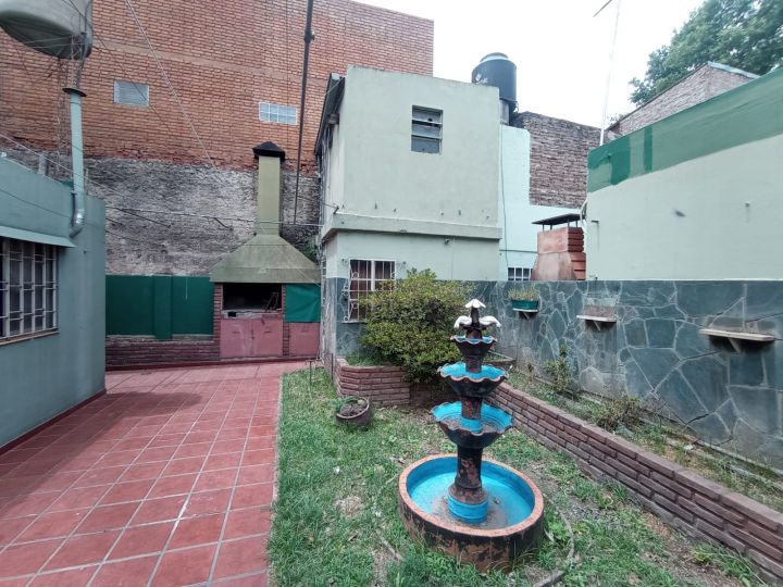 ESPECTACULAR CASA EN CALLE HUMBERTO PRIMO AL 800 - TRES DORMITORIOS, PATIO Y COCHERA