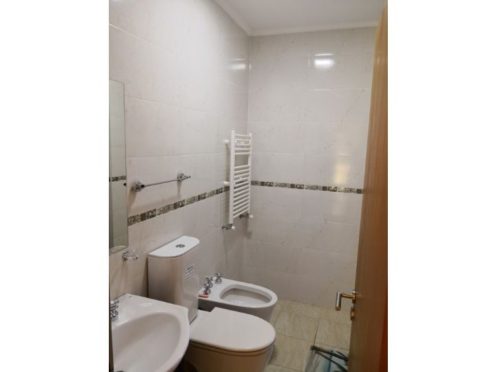 Casa de tres dormitorios, tres baños y amplio lote con salida al rio abierto. El Solar de Victoria