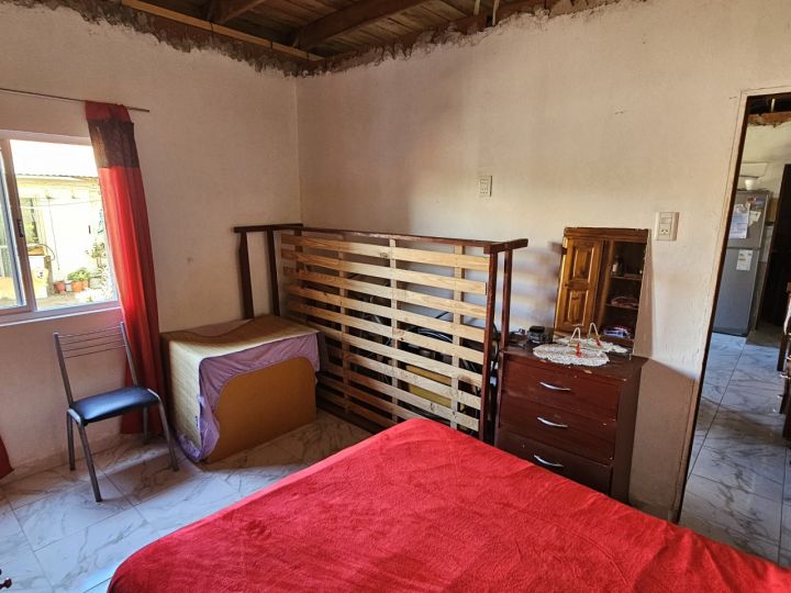 Casa de dos dormitorios con local + casa de un dormitorio independiente. Sarmiento casi Constitucion
