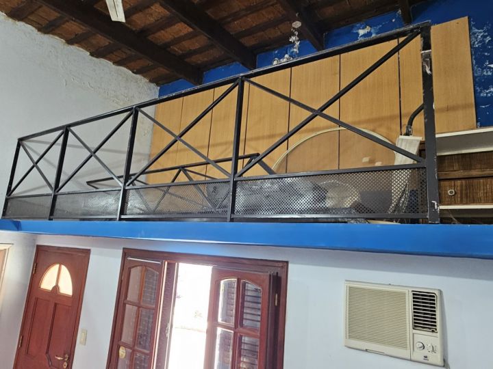 Amplia casa, 5 dormitorios, 3 baños, con gran terreno, en una excelente zona.