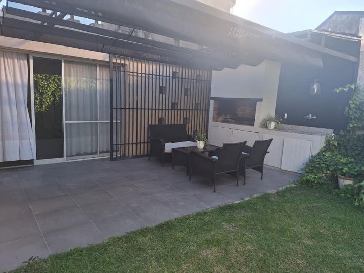 CASA DE 2 DORMITORIOS BARRIO SARMIENTO