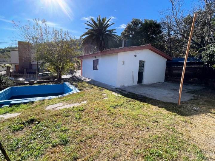 ALQUILER. CASA CARLOS PAZ. BARRIO MALVINAS. 2 DORM CON GRAN PATIO, PILETA Y COCHERA