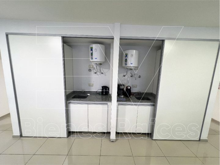 ALQUILER. CENTRO. OFICINA EQUIPADA FULL DE 250 MTS. VARIOS PUESTOS DE TRABAJO. IDEAL EMPRESA / COWORKING
